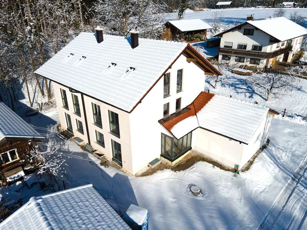 Immobilie in Bad Endorf - Neubau-Doppelhaushälfte in unverbautem Ortsrand mit Südhang und Bergblick - Bild 1