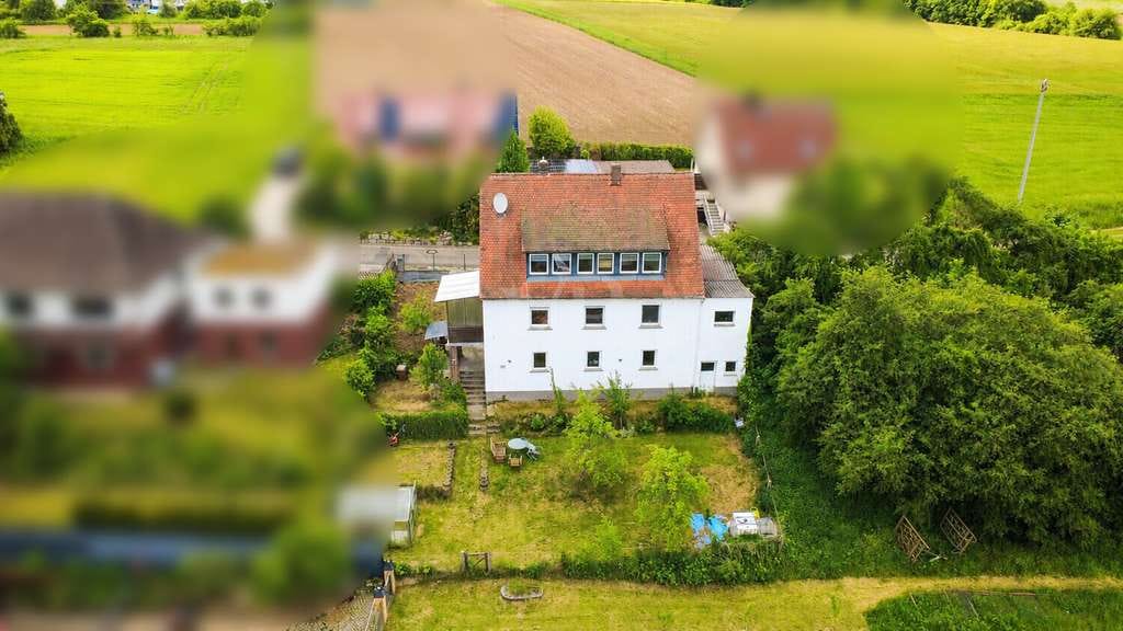 Immobilie in Roßtal - VON POLL | Zweifamilienhaus mit großzügigem Grundstück und vielseitigem Entwicklungspotenzial - Bild 1