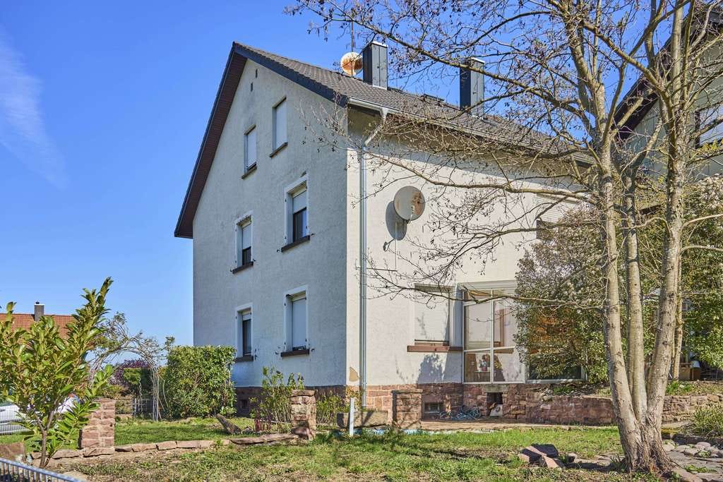 Immobilie in Malsch - 2-Fam.-Haus in schöner Halbhöhenlage mit Blick in die Rheinebene bis zu den Vogesen - Bild 1