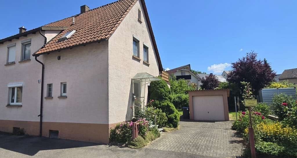Immobilie in Neckarsulm - Renovierungsbedürftige Doppelhaushälfte in toller Lage mit viel Potenzial - Bild 1