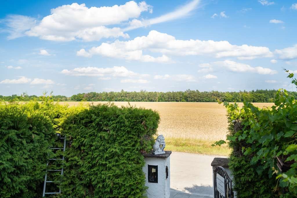 Immobilie in Gräfelfing - MÜNCHNER IG: Familienhaus mit Naturblick - Optimal für Generationen oder renditestarke Vermietung! - Bild 2