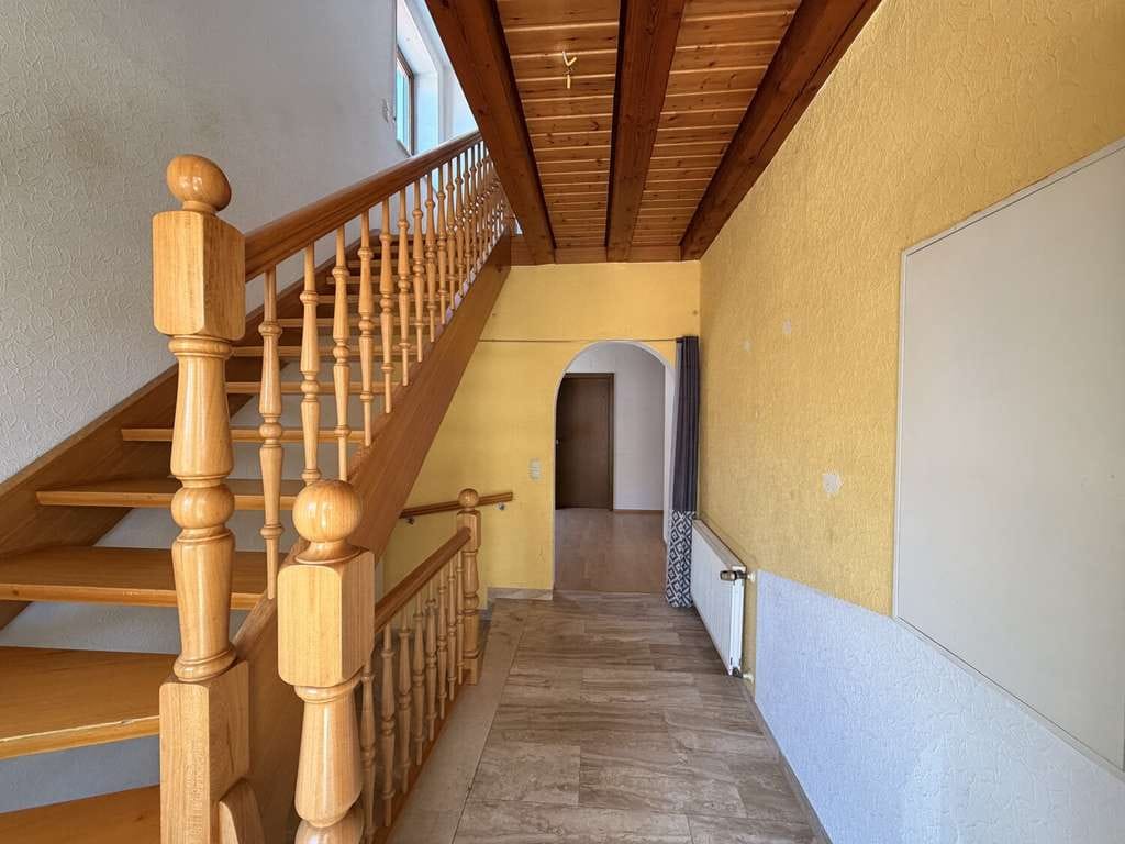 Immobilie in Hohenaltheim - Bezugsfertiges Einfamilienhaus mit angeschlossenem Nebengebäude, Garten, Balkon und zwei Garagen - Bild 1