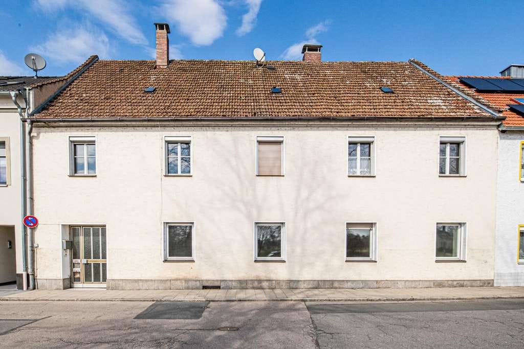 Immobilie in Cham - Großzügiges Zweifamilienhaus mit verborgenem Garten in der Innenstadt von Cham - Bild 2