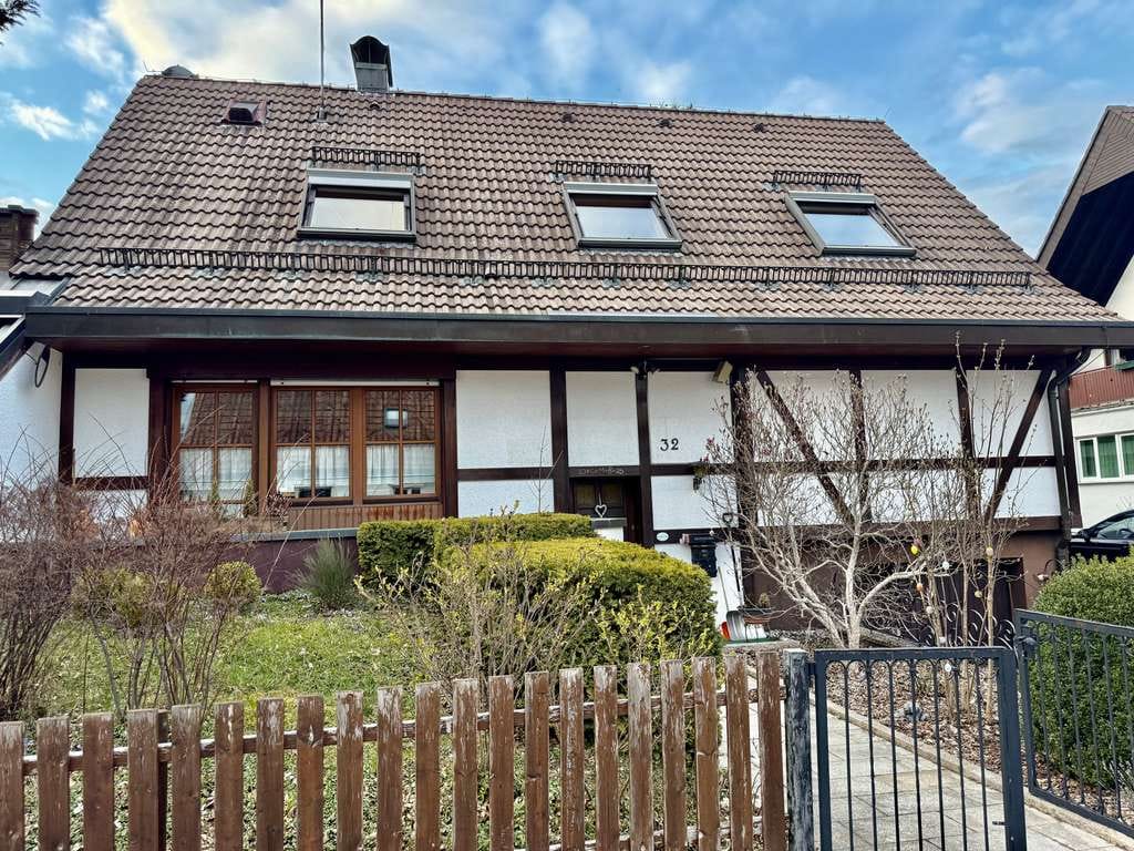 Immobilie in Mönchweiler - Modernisiertes Einfamilienhaus mit 7 Zimmern in Mönchweiler mit schön angelegten Garten und Teich - Bild 0