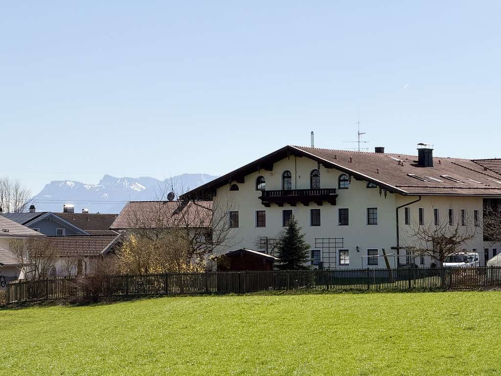 Immobilie in Eggstätt - Vielseitige Dachgeschosswohnung mit liebevollen Details eines historischen Bauernhauses - Bild 1