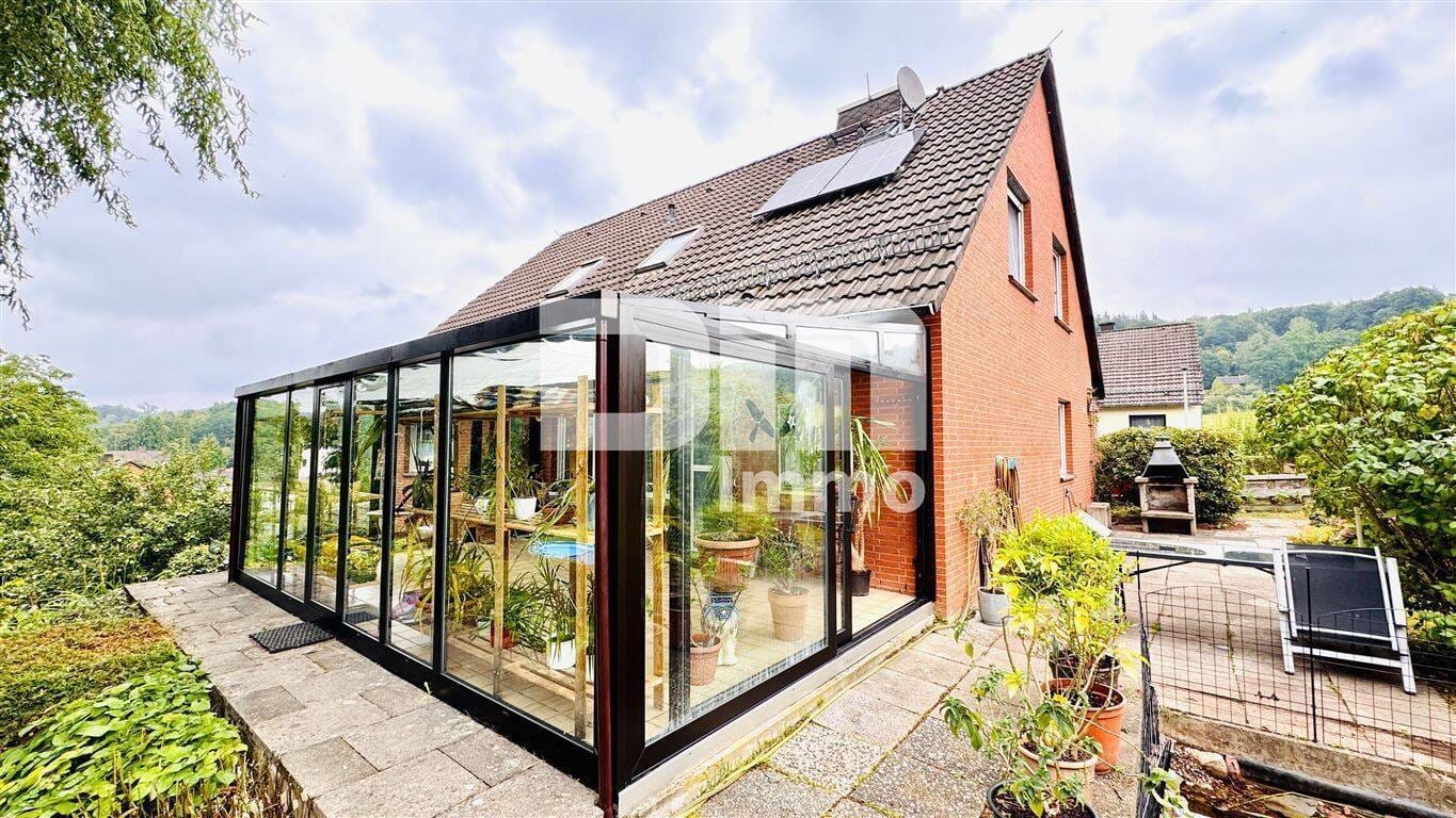 Immobilie in Bad Karlshafen - Modernisiertes Einfamilienhaus mit Einliegerwohnung, Wintergarten, Sauna und 2 Garagen - Bild 0