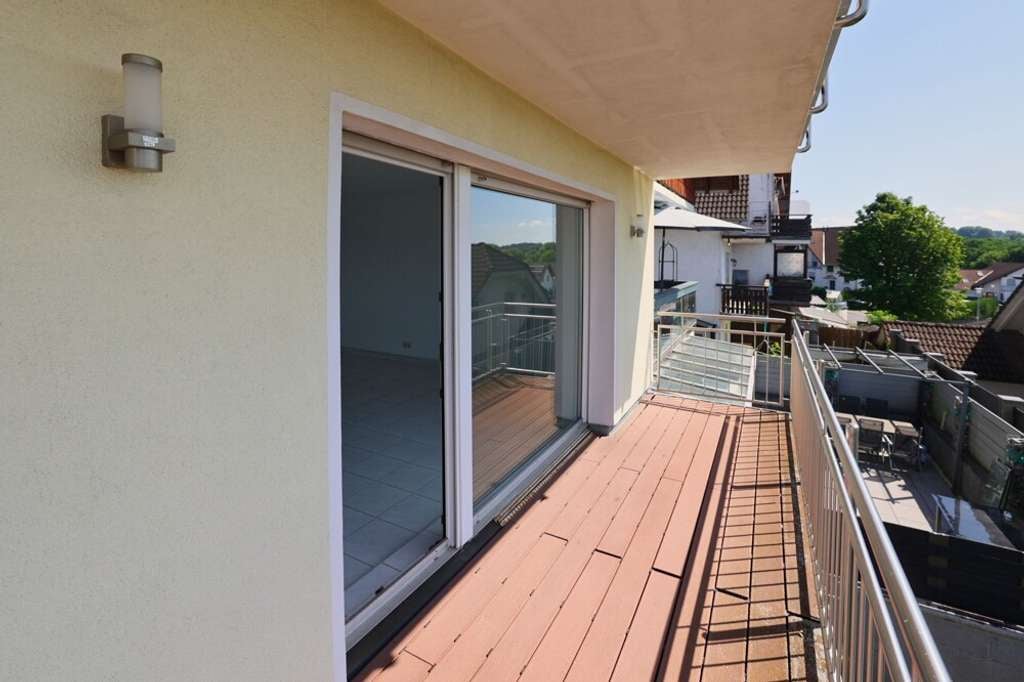 Immobilie in Dierdorf - Gepflegte Doppelhaushälfte mit Balkon, Terrasse u. Stellplatz in ruhiger Anliegerstraße von Dierdorf - Bild 3