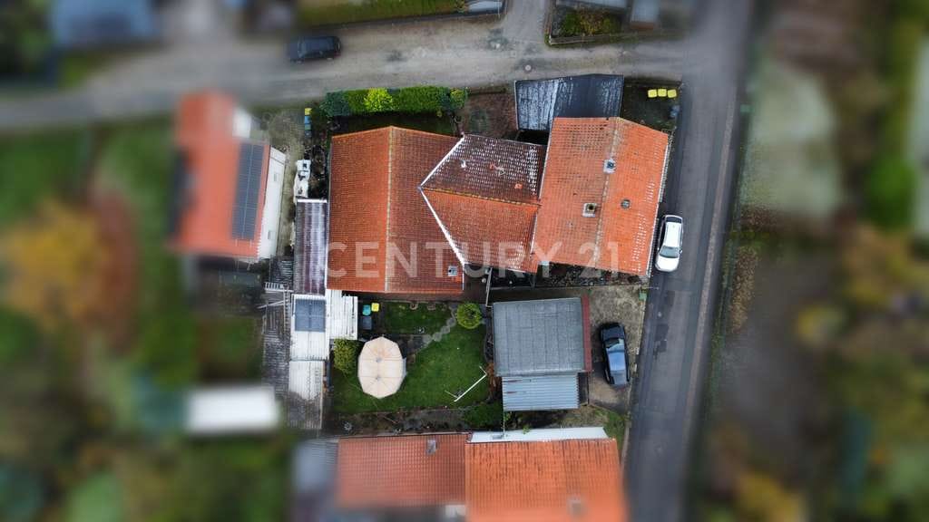 Immobilie in Algermissen - Charmantes Investment-Duo: Massives Zweifamilienhaus & Holzbohlenhaus EEK A+ - Bild 1