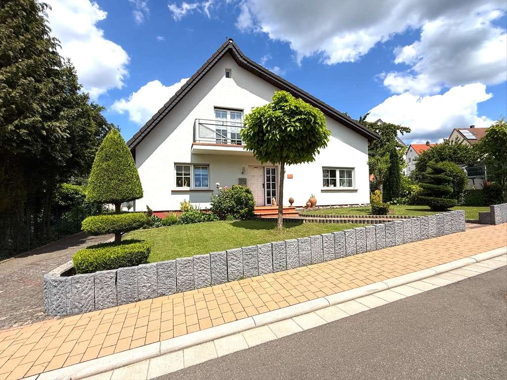 Immobilie in Höhfröschen - Traumhaus in begehrter Höhenlage von Höheischweiler – gepflegtes Einfamilienhaus mit Traumgarten - Bild 0