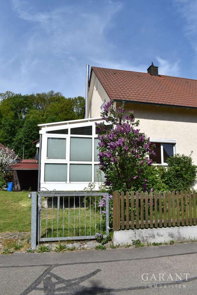 Immobilie in Zeitlarn - Ein Haus - zwei Wohnungen - großes Grundstück mit Erweiterungspotenzial - Bild 1