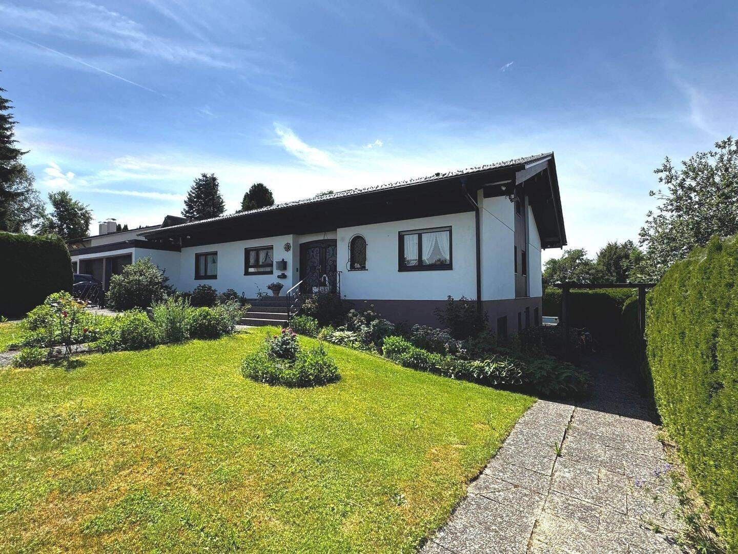 Immobilie in Isny im Allgäu - Gehobenes Wohnhaus mit großzügigem Grundstück, Pool sowie zwei Garagen in Isny im Allgäu - Bild 0