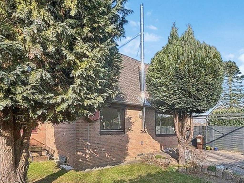 Immobilie in Reinfeld - Einfamilienhaus mit 5 Zimmern auf ca. 120 m² Wohnfläche und großem Eigenlandgrundstück in Reinfeld - Bild 1