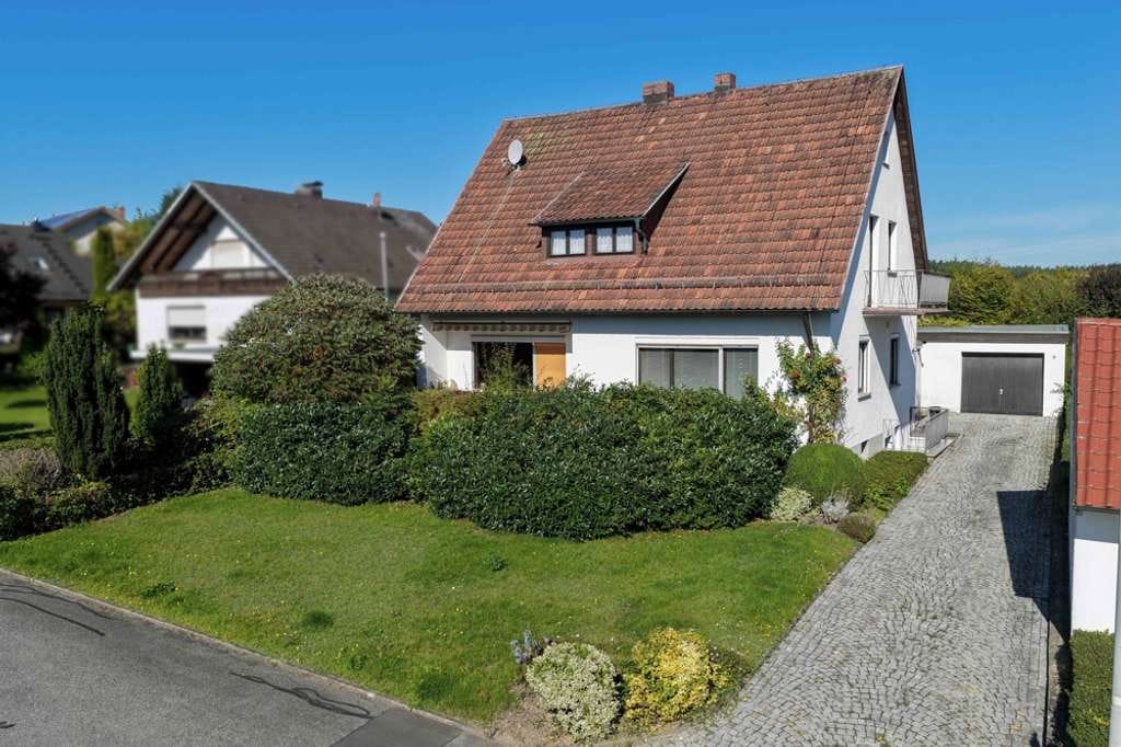 Immobilie in Weitramsdorf - Einfamilienhaus mit großem Grundstück in schöner Lage von Weitramsdorf bei Coburg - Bild 0