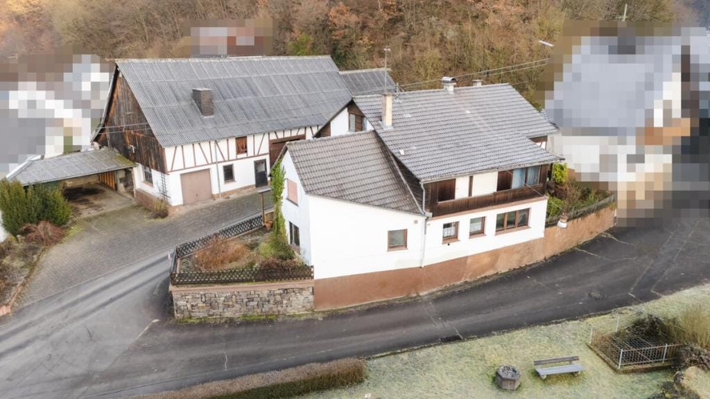 Immobilie in Roßbach - Fachwerkhaus mit Anbau und großer Scheune. Sanierung mit Substanz in Roßbach-Wied! - Bild 1