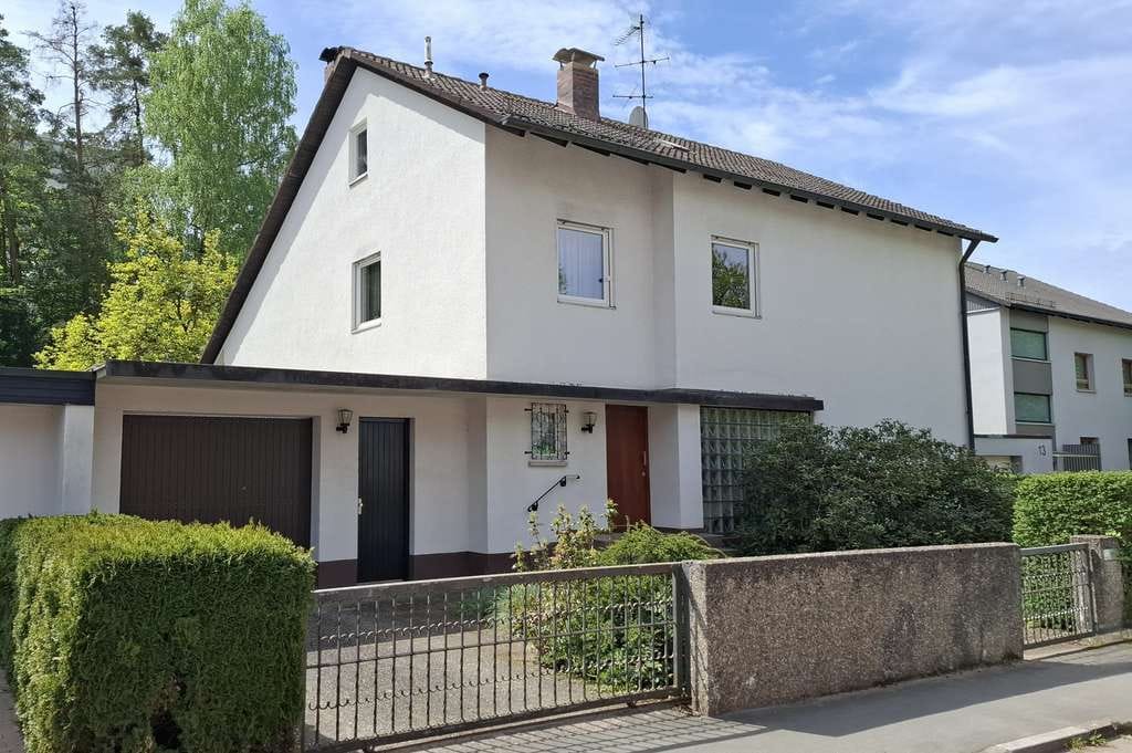 Immobilie in Spardorf - Großzügiges Architektenhaus mit traumhaftem Garten in zentraler Lage von privat - Bild 0