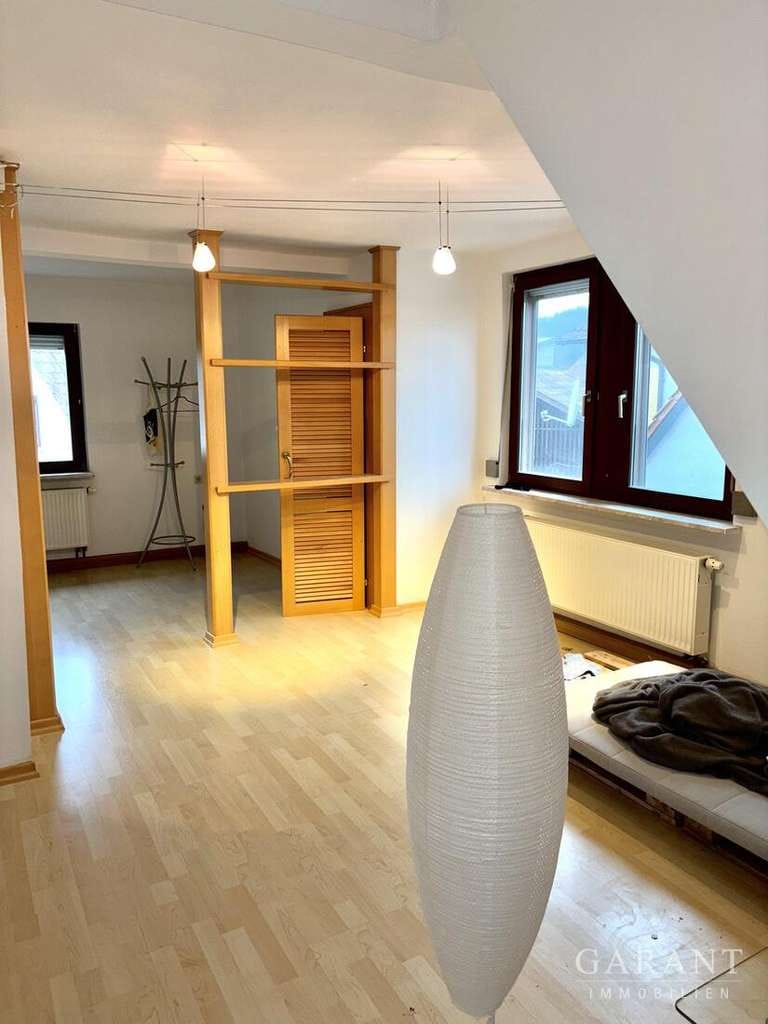 Immobilie in Gemünden am Main - Gemütliches Einfamilienhaus mit Garten und Dachterrasse - Bild 2