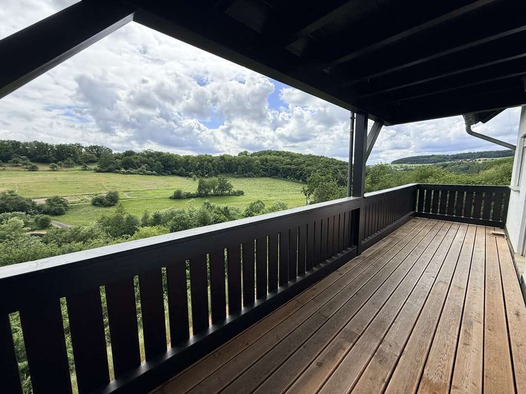Immobilie in Grävenwiesbach - Stilvolle 4-Zimmer-Wohnung mit Balkon, Kamin und traumhaftem Weitblick in naturnaher Lage! - Bild 1