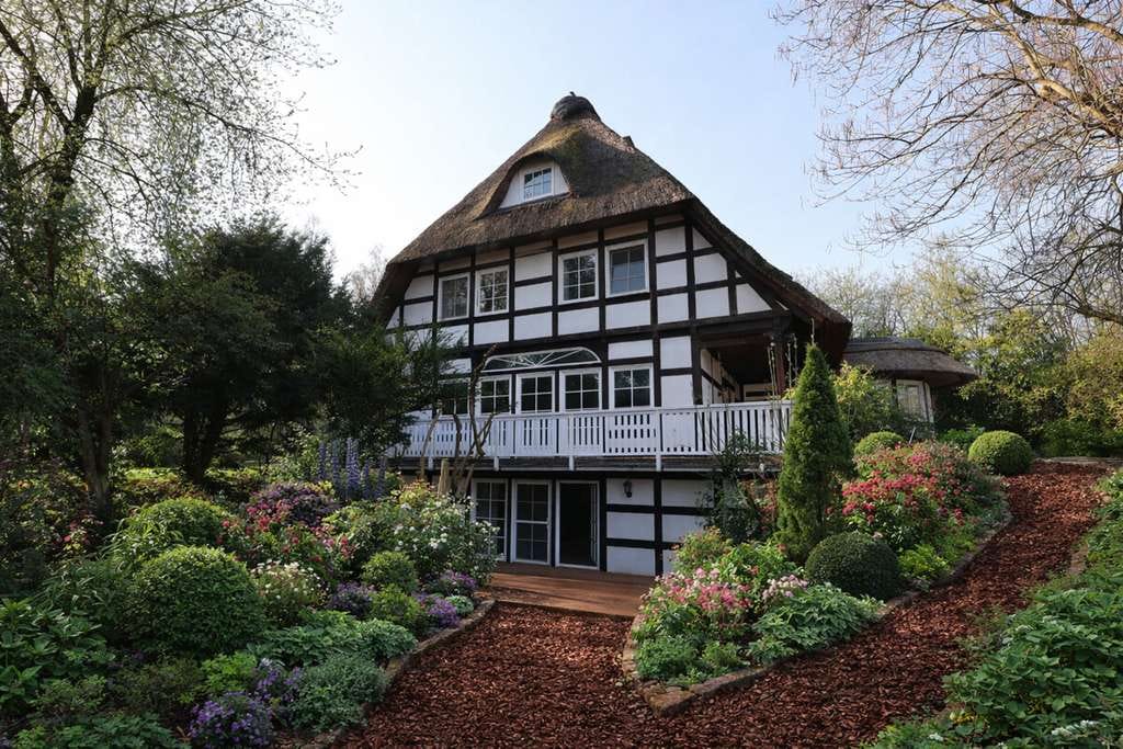 Immobilie in Hüllhorst - Exklusive Villa mit Wellnessbereich, Pool & großem Grundstück - Bild 0