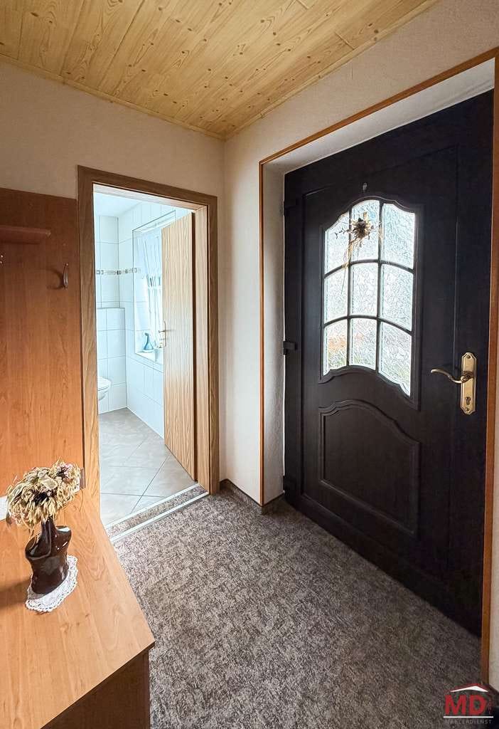 Immobilie in Niederwürschnitz - Reihenmittelhaus mit zwei Balkonen, voll unterkellert und viel Gestaltungspotenzial - Bild 3