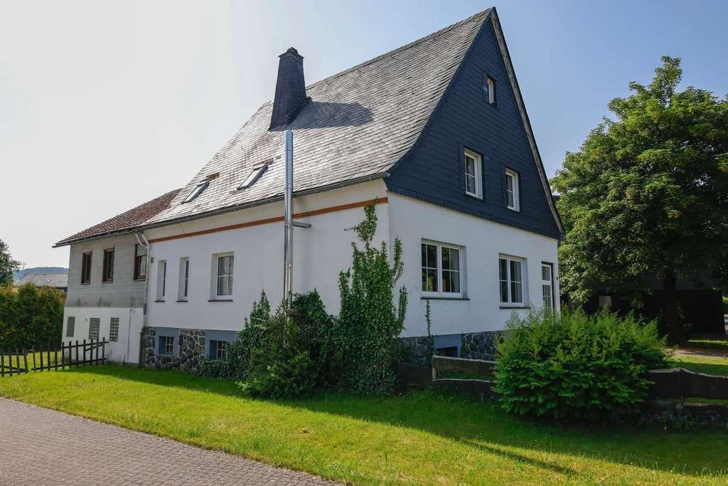 Immobilie in Winterberg - Raumwunder mit 7 Schlafzimmern, 2 Wohnräumen und einer große Scheune - Bild 0