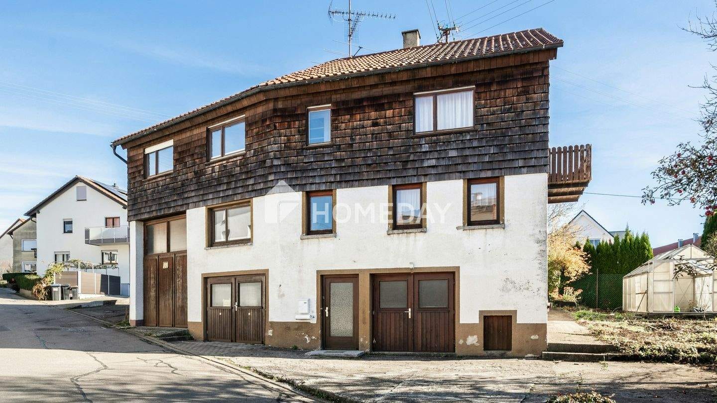 Immobilie in Bad Urach - Freistehendes Einfamilienhaus in Hanglage mit Geschichte und Charakter - Bild 0