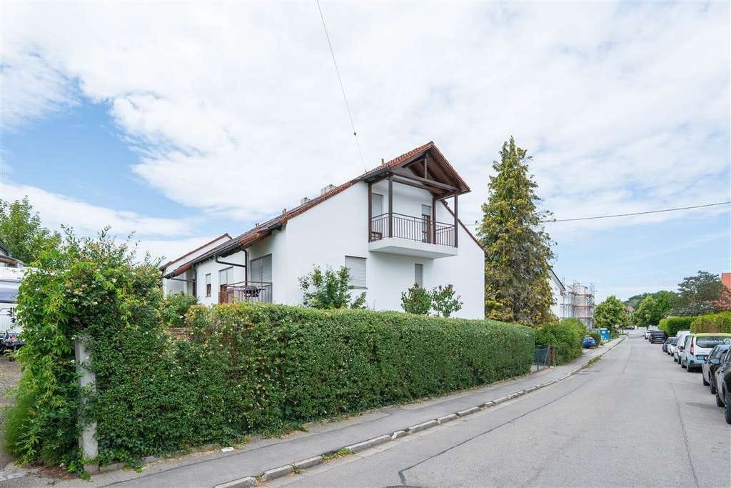 Immobilie in Zusmarshausen - Gepflegte 3-Zimmer-Dachgeschosswohnung mit zwei Bädern, Balkon und Tiefgaragenstellplatz - Bild 0