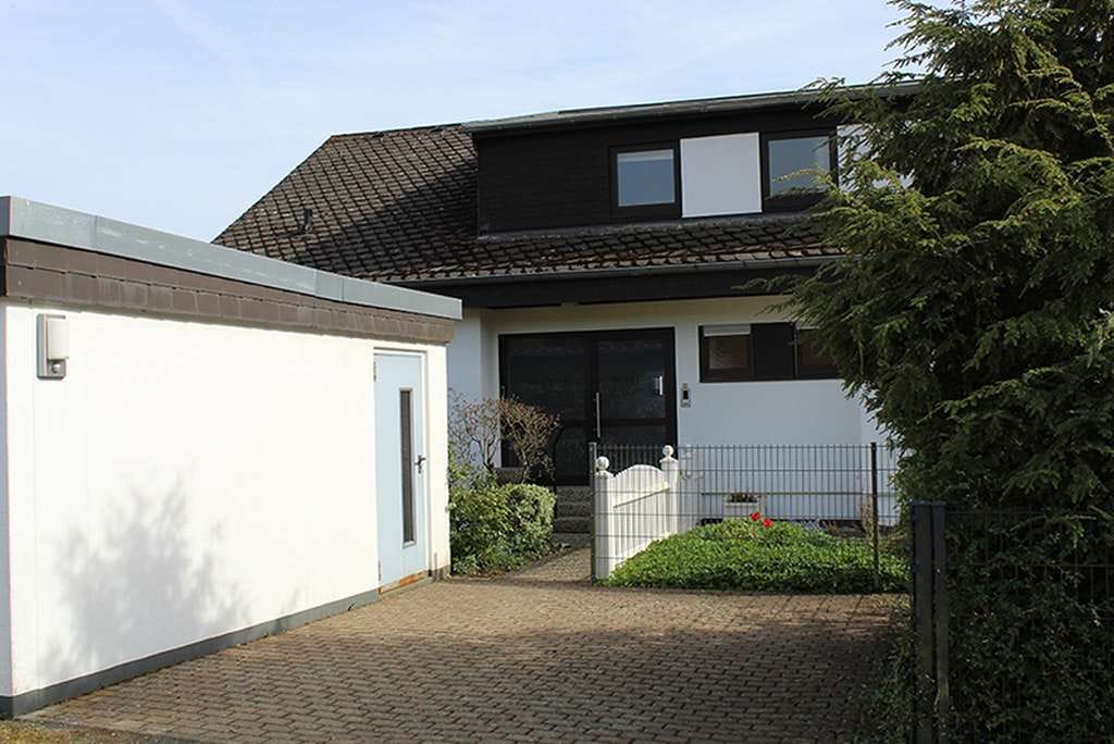 Immobilie in Leun - Zweifamilien-Wohnhaus in guter Wohnlage am nördlichen Ostrand der Kleinstadt Leun im Lahn-Dill-Kreis - Bild 1