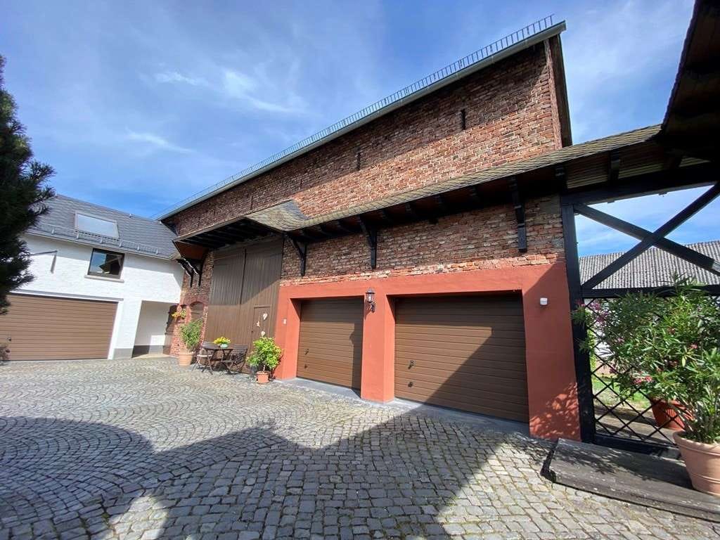 Immobilie in Ehringshausen - Welch ein Anwesen.......! Großräumig Wohnen oder Wohnen und Arbeiten kombinieren - Bild 2
