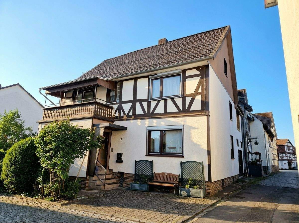 Immobilie in Helsa - Gemütliches 1-2 Familienhaus - Teil einer denkmalgeschützten Gesamtanlage - Bild 0