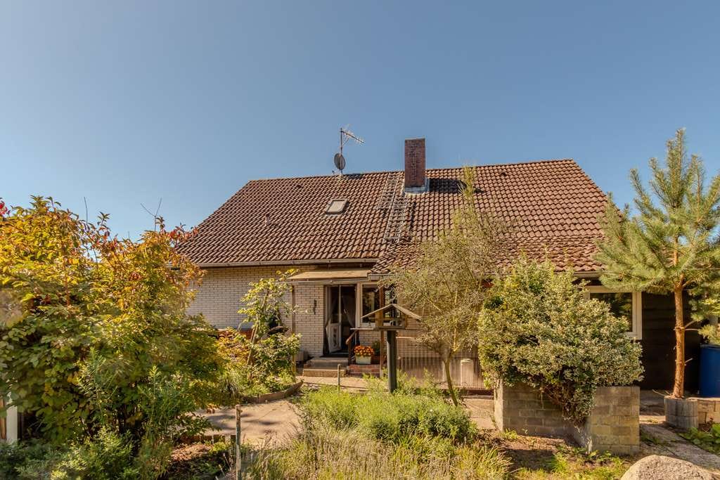 Immobilie in Schnackenburg - Einfamilienhaus mit Gartenhaus und zwei Garagen in Elbnähe - Bild 1