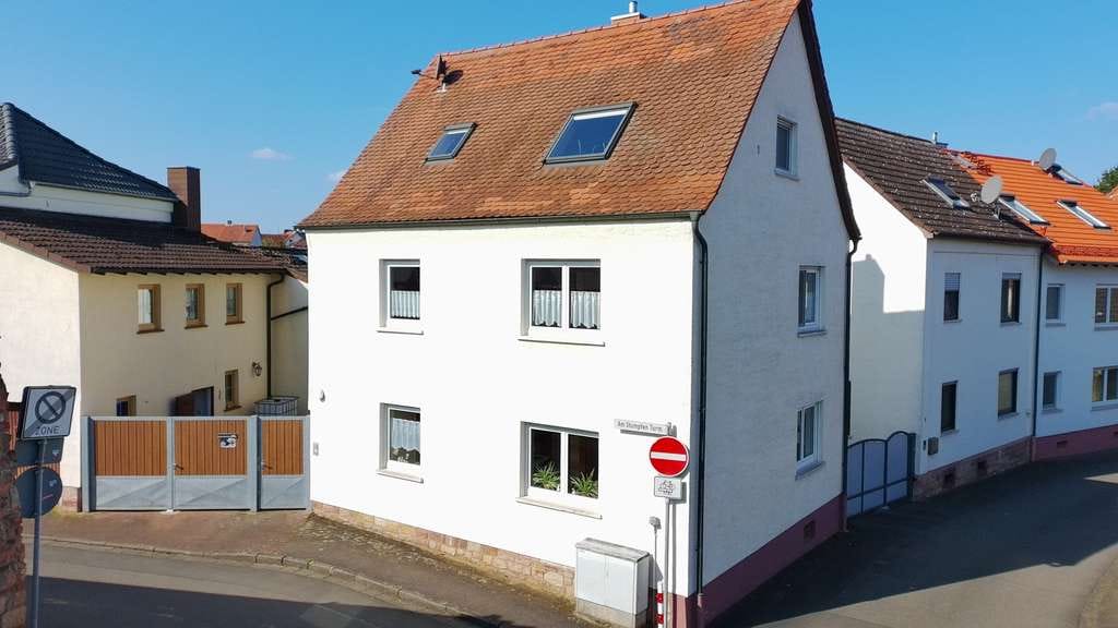 Immobilie in Großostheim - Charme trifft Vielseitigkeit: Einfamilienhaus mit großem Hof und attraktivem Nebengebäude - Bild 0