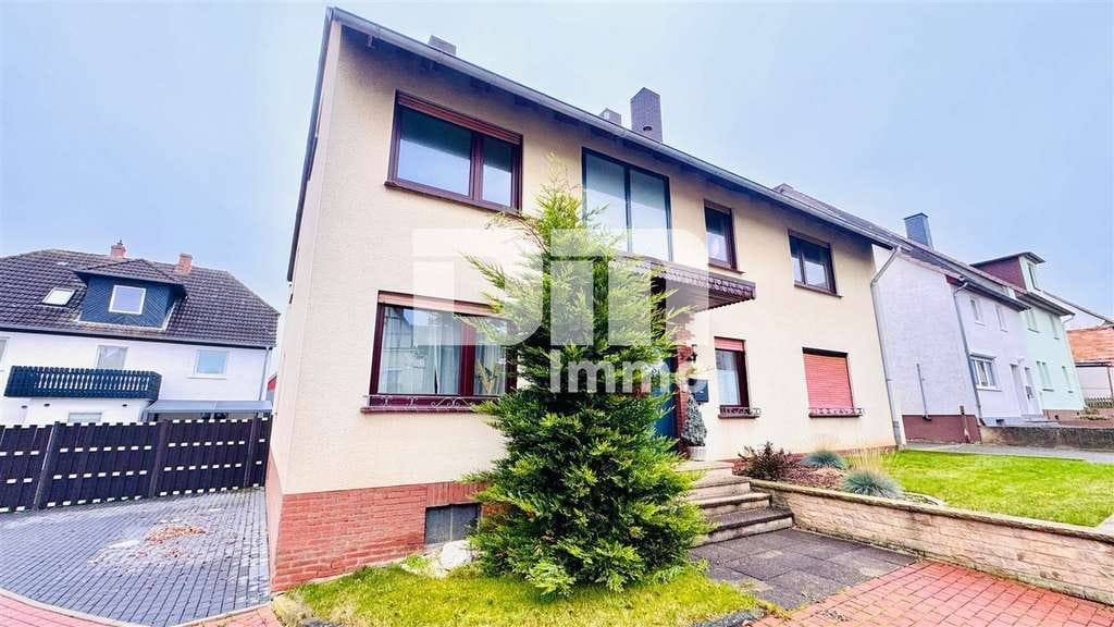Immobilie in Breuna - Gepflegtes Ein- bis Zweifamilienhaus + Garage, Terrase und Balkon auf großem Grundstück - Bild 0