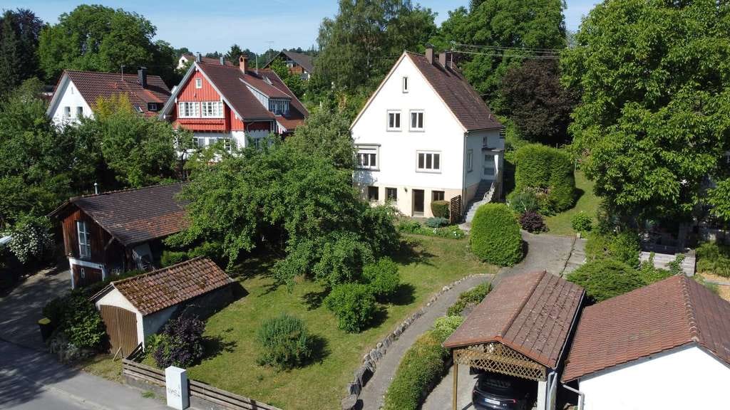 Immobilie in Wilhelmsdorf - 1–2-Familienhaus mit Einliegerwohnung, Alpenblick und großem Garten - Bild 0
