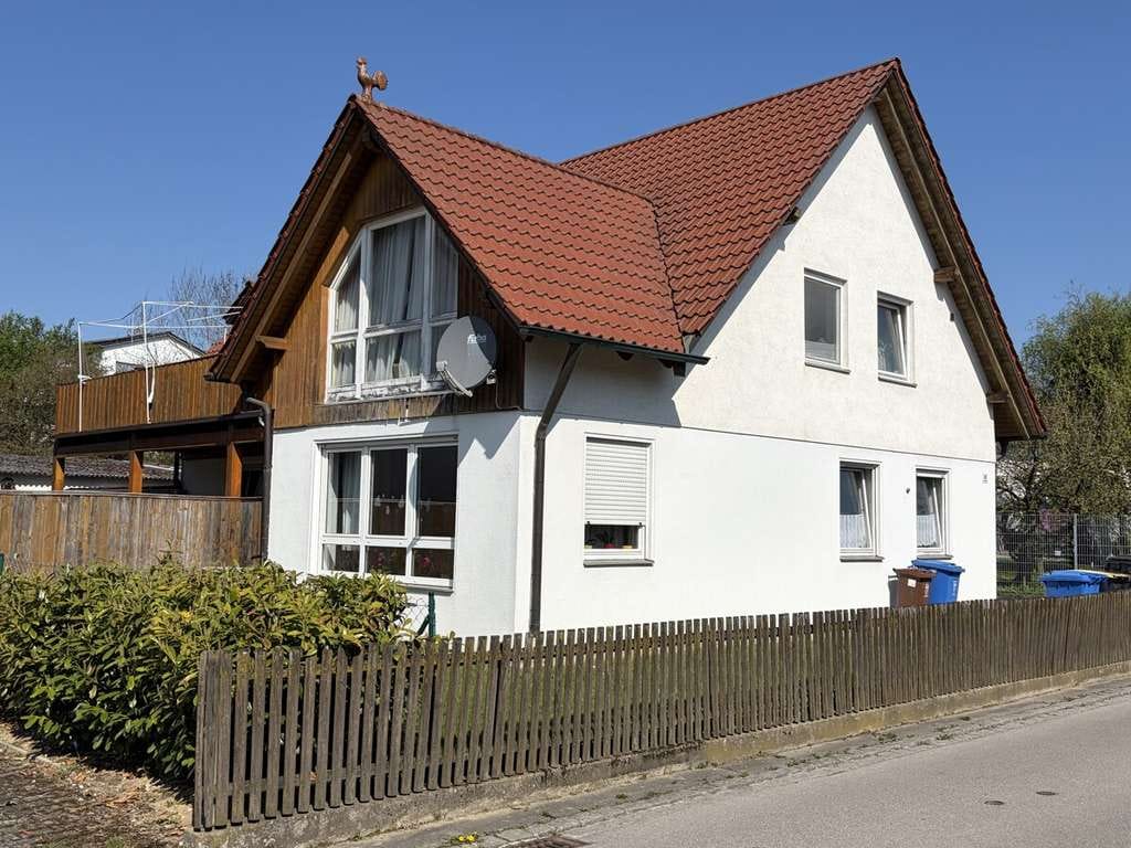 Immobilie in Aichach - Attraktives Zweifamilienhaus - fussläufig zum Bahnhof Aichach - Fernwärme - frei ab Oktober 2026 - Bild 0