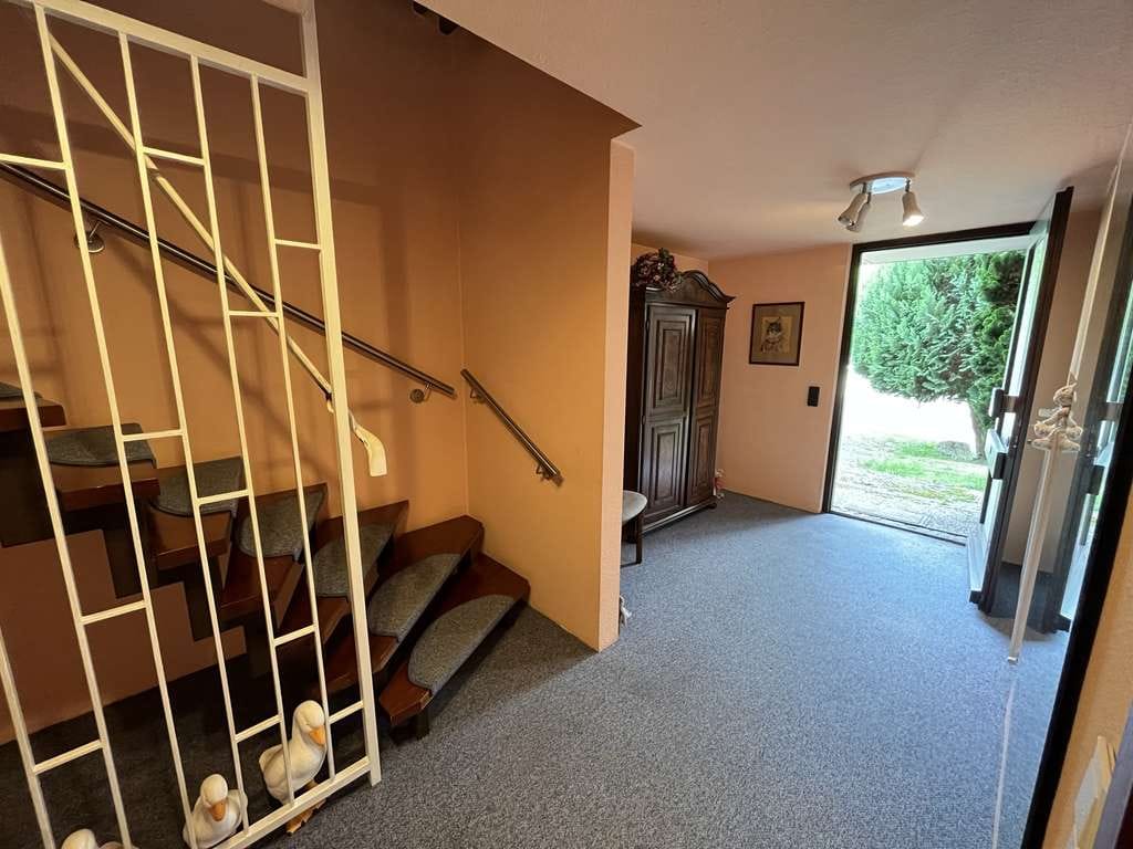 Immobilie in Niefern-Öschelbronn - Platzwunder mit Seltenheitswert: Familien-DHH auf beeindruckendem 670 m² Sonnengrundstück - Bild 2