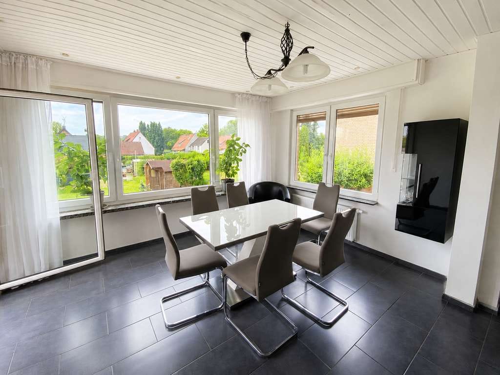 Immobilie in Söhlde - Attraktives Zweifamilienhaus mit großzügigem Grundstück in Söhlde  - Bild 2