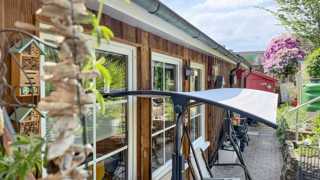 Immobilie in Morsbach - 7:55 Uhr aufstehen und pünktlich in der Schule! Modernisiertes EFH mit Einliegerwohnung und Garten - Bild 3