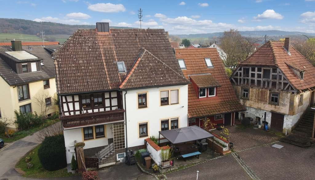 Immobilie in Rattelsdorf - Großzügiges Zweifamilienhaus mit Pferdehaltungsmöglichkeit in idyllischer Lage - Bild 1