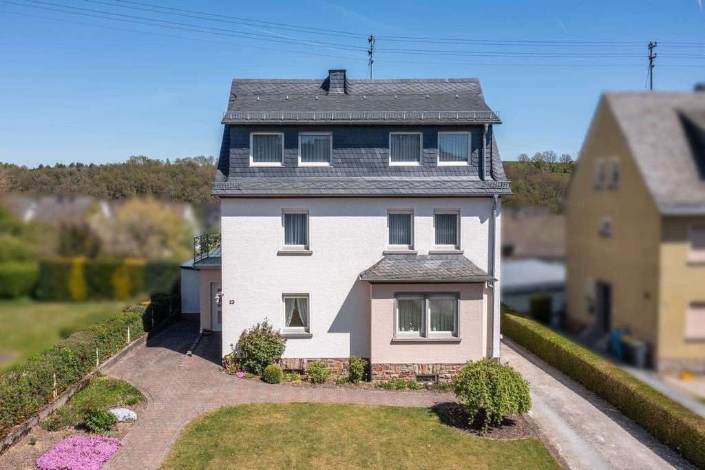 Immobilie in Rheinböllen - Großzügiges Ein- bis Zweifamilienhaus auf beeindruckendem Grundstück mit Garage - Bild 1