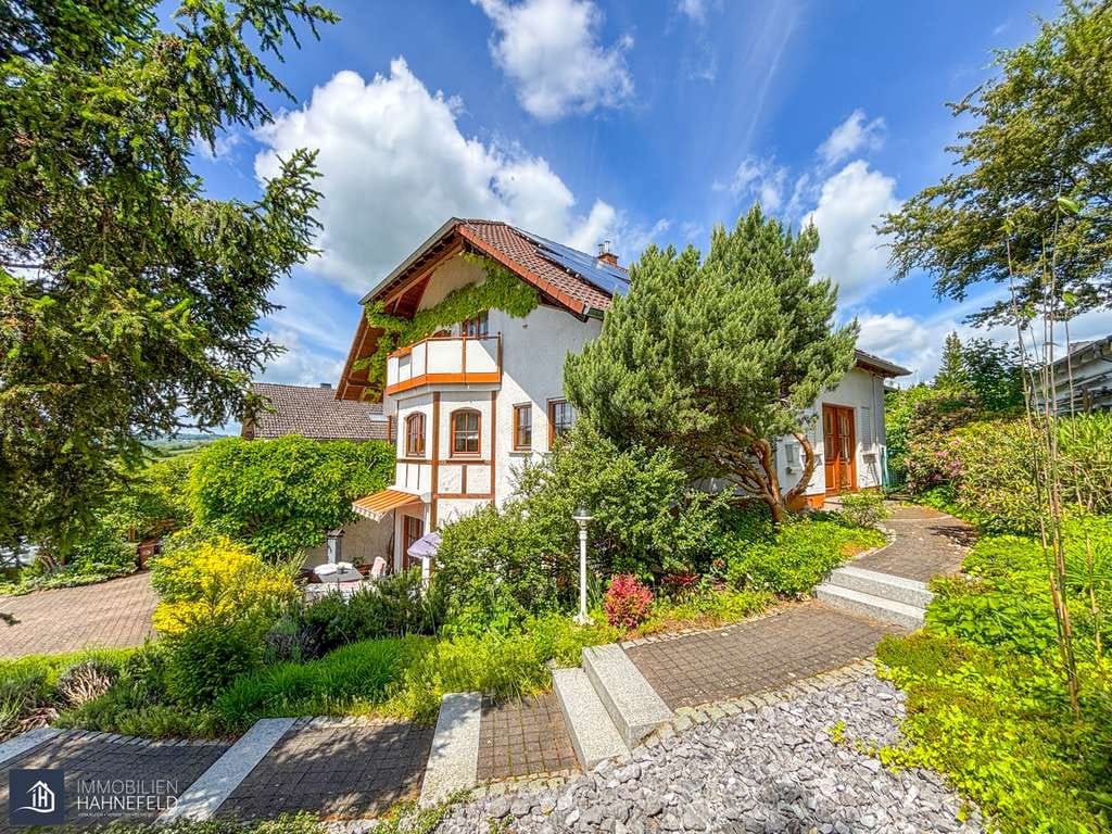 Immobilie in Dornburg - Raum, Licht und Lebensqualität – stilvolles Einfamilienhaus mit Garten, Garage und ELW - Bild 1