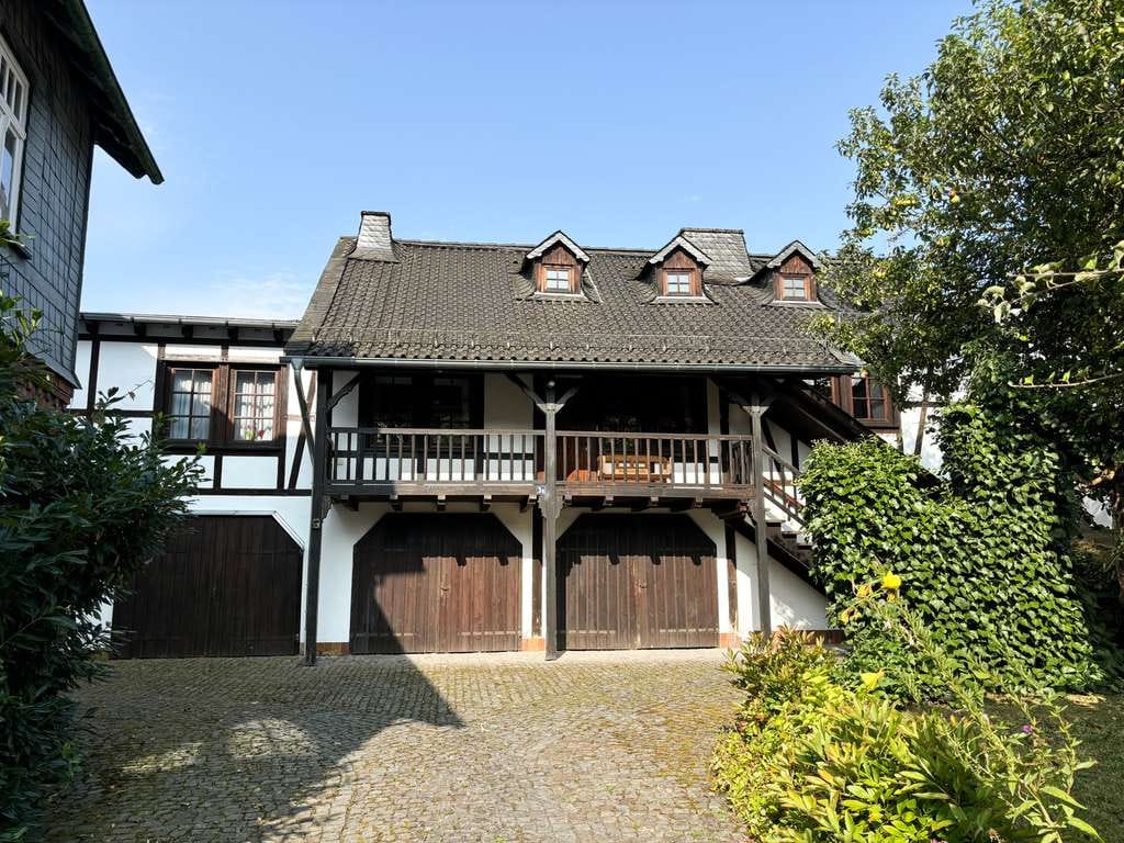 Immobilie in Hamm (Sieg) - *PREISREDUZIERT* Charmantes Einfamilienhaus mit 3 Garagen in zentraler Wohnlage von Hamm / Sieg! - Bild 2