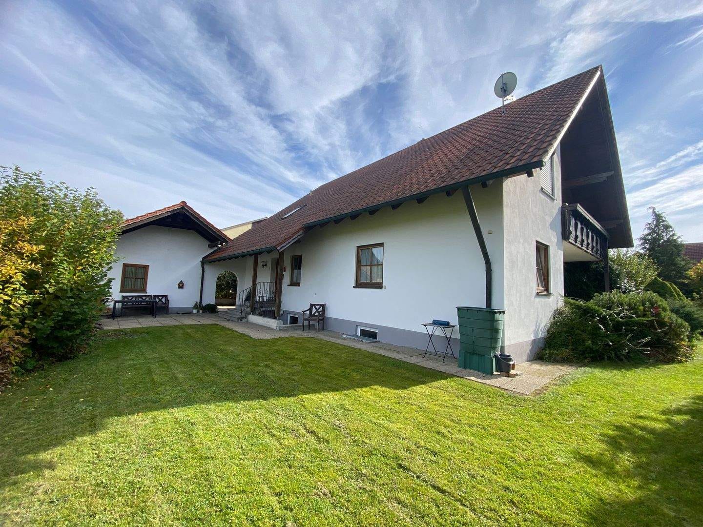 Immobilie in Fellheim - Dein Traum - Dein Glück - Dein Zuhause ? Geräumiges Zweifamilienhaus in naturnaher Umgebung in Fellheim - flexibel nutzbar - Bild 2