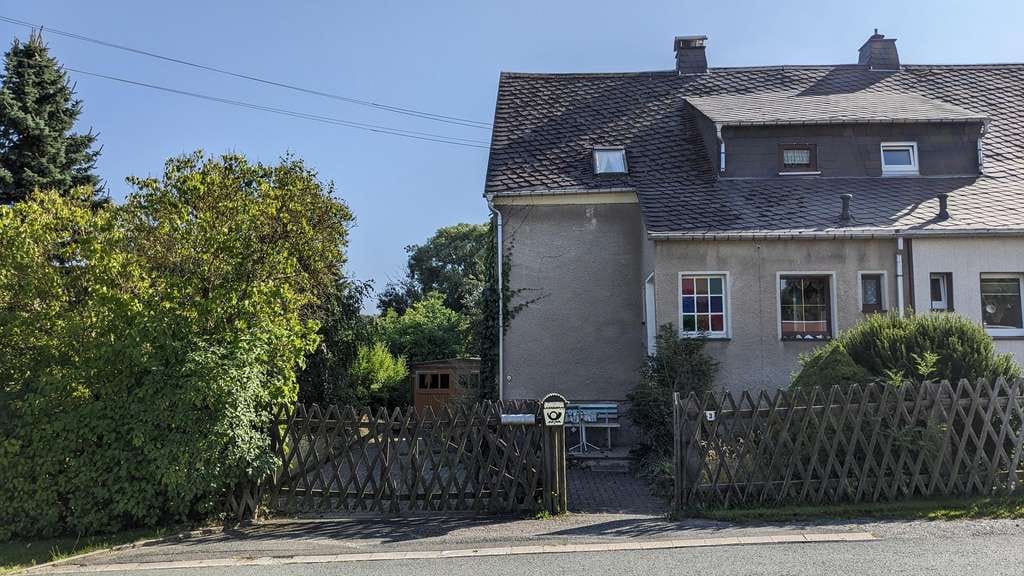 Immobilie in Falkenstein/Vogtland - Einfamilienhaus (Doppelhaushälfte) und Garagengebäude auf Grundstück - Bild 0