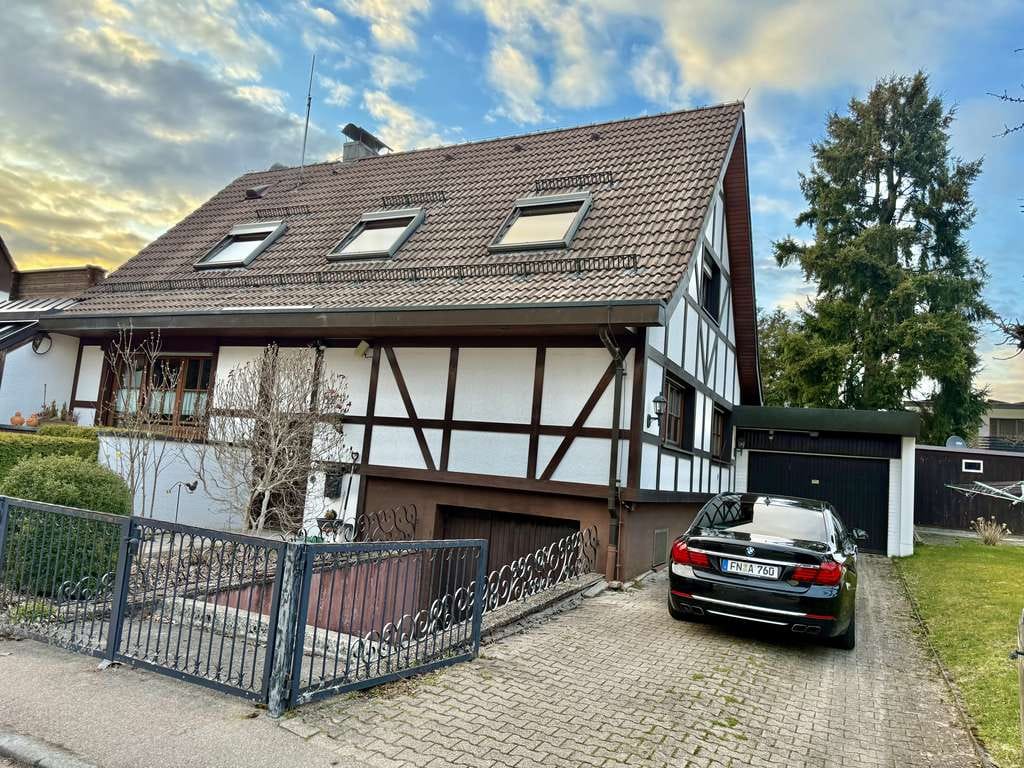 Immobilie in Mönchweiler - Modernisiertes Einfamilienhaus mit 7 Zimmern in Mönchweiler mit schön angelegten Garten und Teich - Bild 1