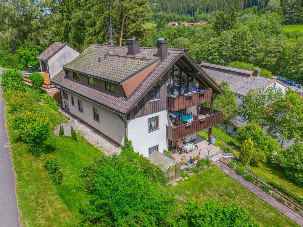 Immobilie in Warmensteinach - Einmalig gepflegtes Zweifamilienhaus mit idyllischen Ausblick in Warmensteinach - Bild 1