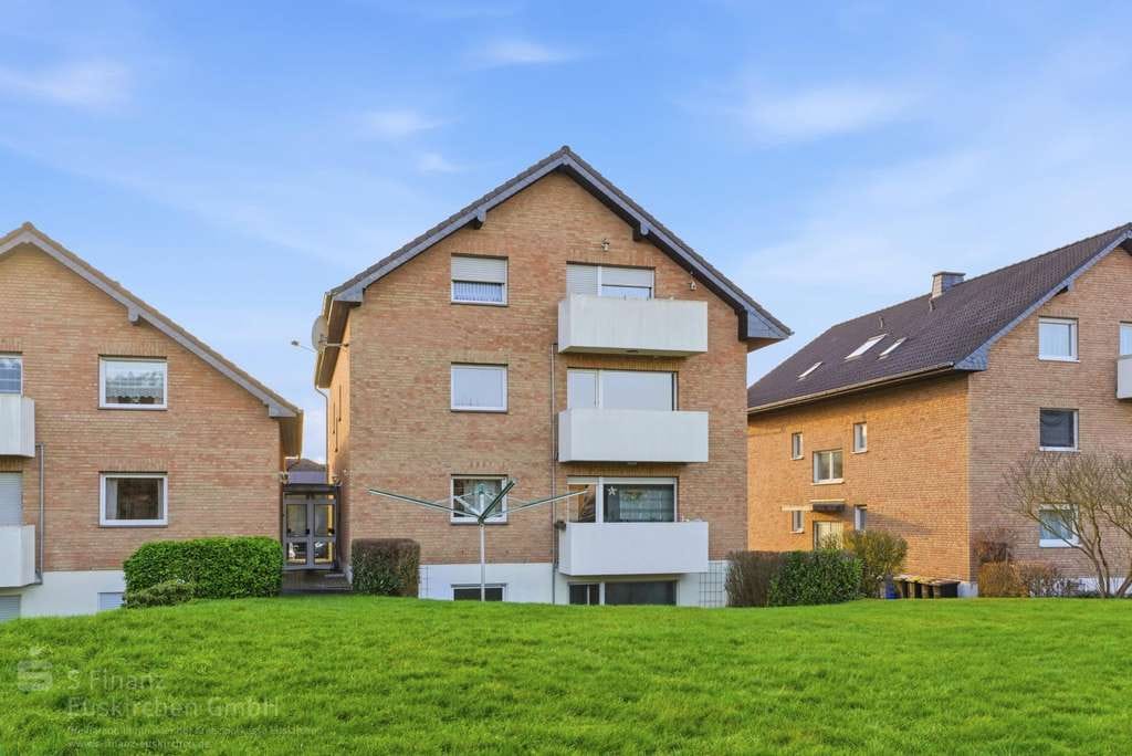 Immobilie in Kall - Kall: Mehrfamilienhaus mit sieben Wohneinheiten – solide Kapitalanlage mit Entwicklungspotenzial! - Bild 1