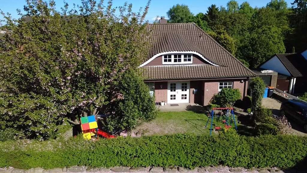 Immobilie in Bebensee - Einfamilienhaus mit Einliegerwohnung - Bild 1