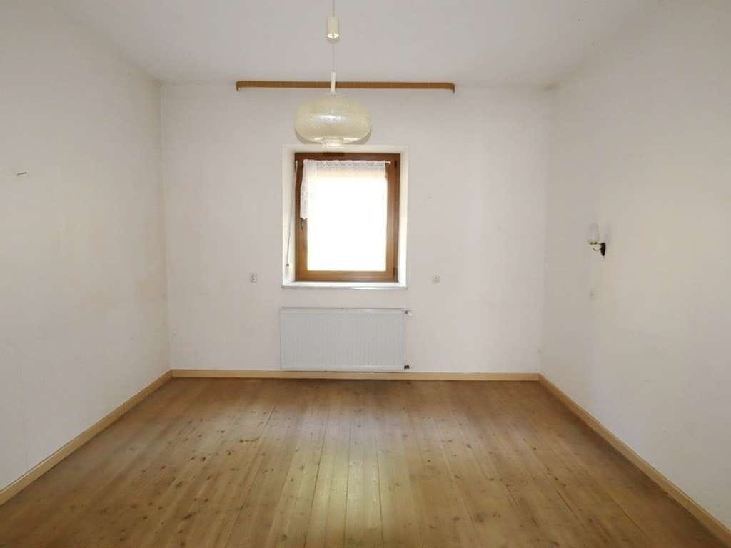Immobilie in Horschbach - Geräumiges Zweifamilienhaus mit Gestaltungsmöglichkeiten - Bild 2