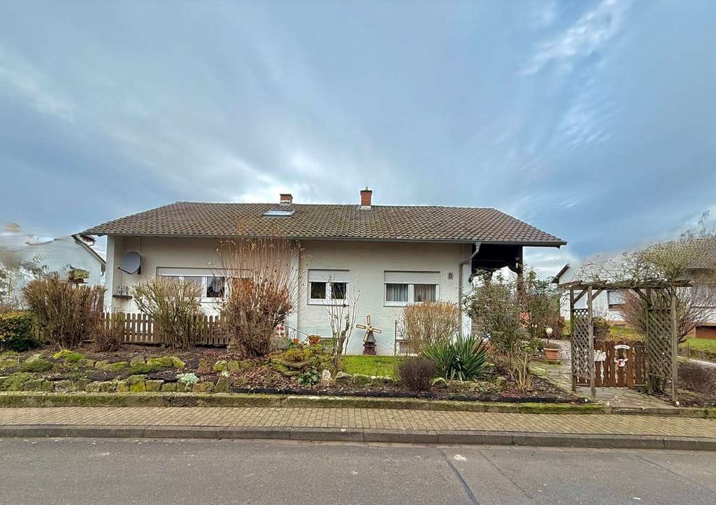 Immobilie in Aglasterhausen - Marko Winter Immobilien - Aglasterhausen: Freistehendes Einfamilienhaus mit Terrasse und Garten - Bild 0