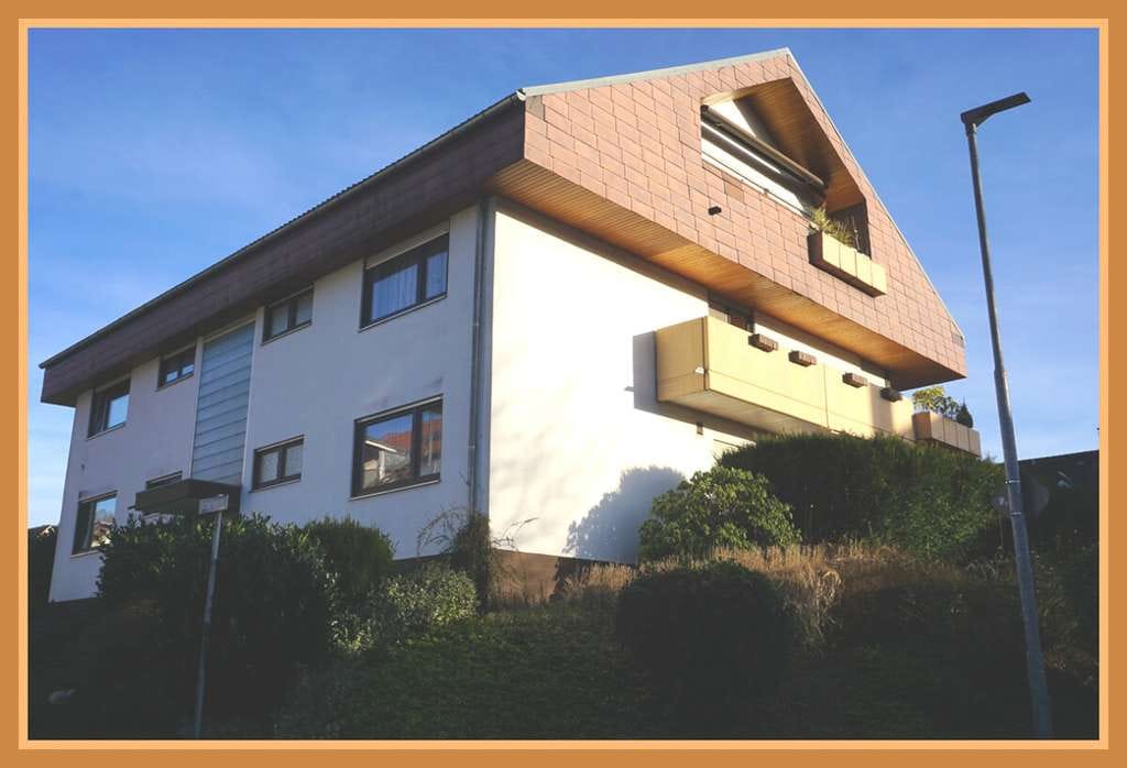 Immobilie in Zell am Harmersbach - Wohnen oder investieren – lichtdurchflutete 2-Zimmer- Dachgeschosswohnung mit besonderem Wohngefühl! - Bild 0